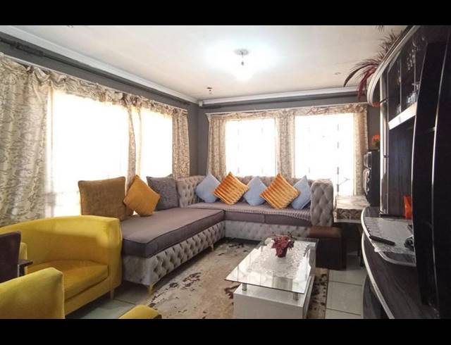 3 BEDROOM HOUSE FOR SALE IN CLAYVILLE